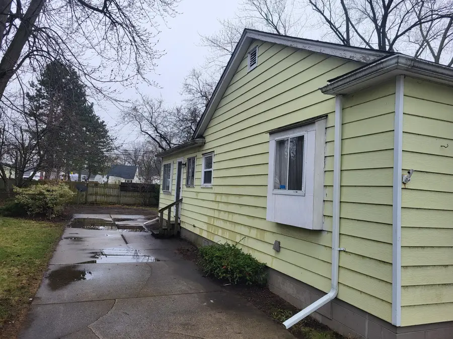 20304 E Eight Mile Road, Harper Woods, MI 48225 - #2