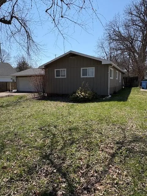 511 W Berry Avenue, Lansing, MI 48910 - #3