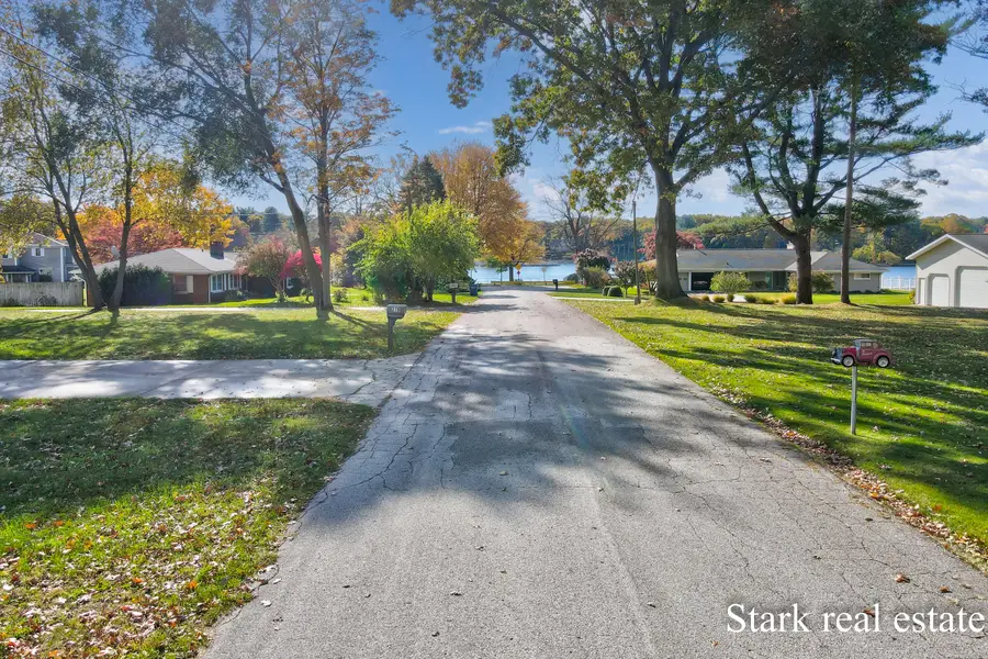 275 S 8th Avenue, Fruitport, MI 49415 - #3