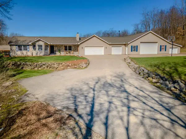 2470 Whites Bridge Road, Lowell, MI 49331