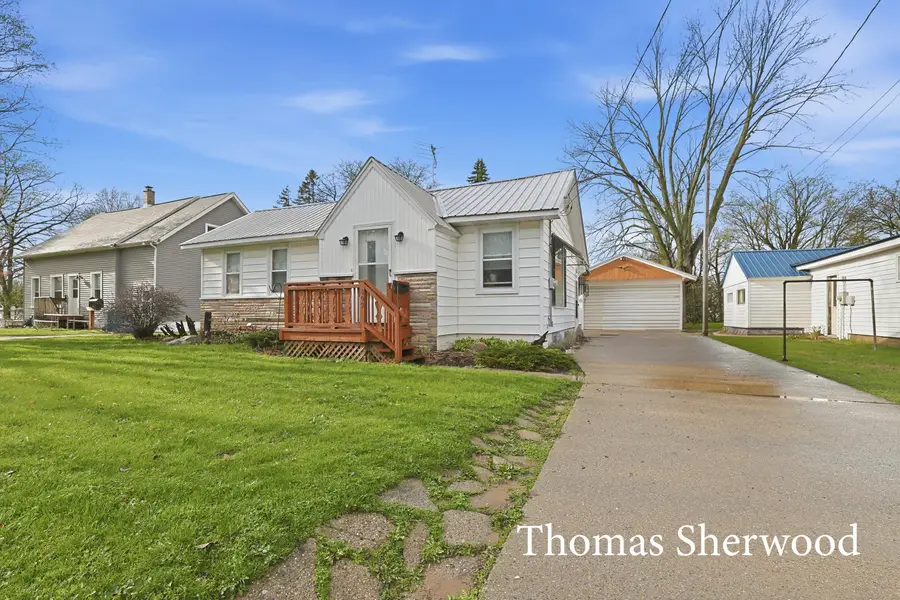 409 W Oak Street, Fremont, MI 49412 - #2