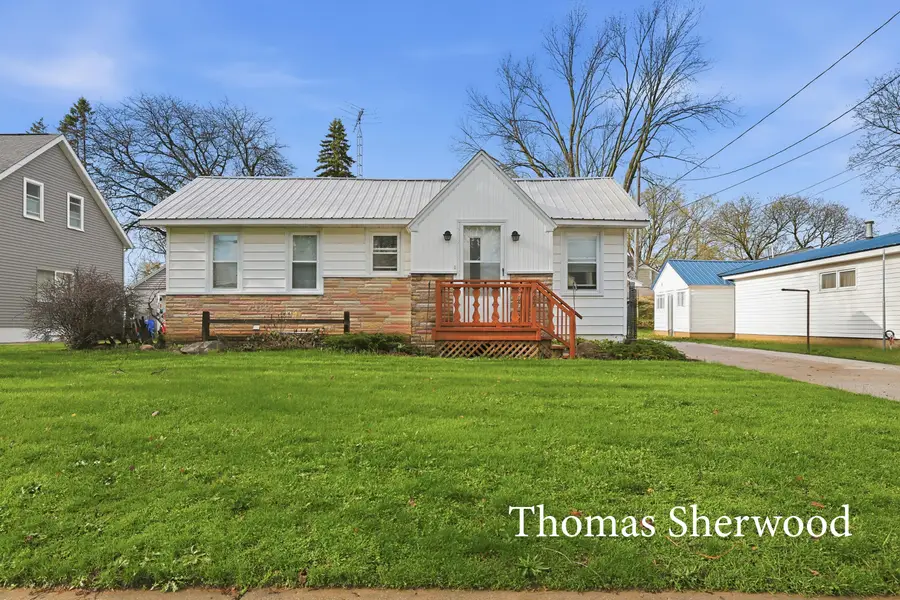 409 W Oak Street, Fremont, MI 49412 - #3