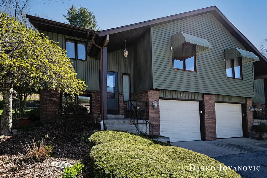 4492 North Valley Drive Ne, Grand Rapids, MI 49525 - #3