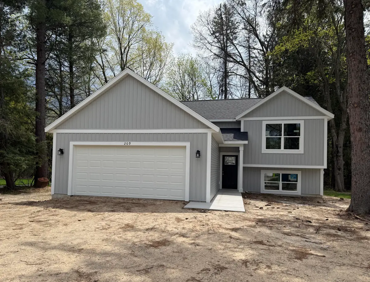 209 W South Street, Greenville, MI 48838 - #1