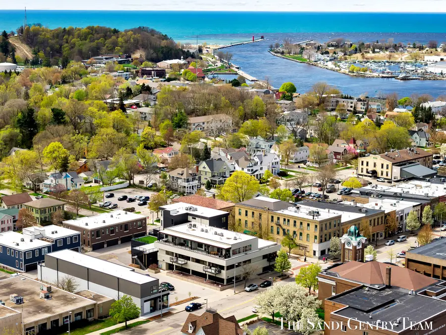 300 Washington Avenue #3, Grand Haven, MI 49417 - #3