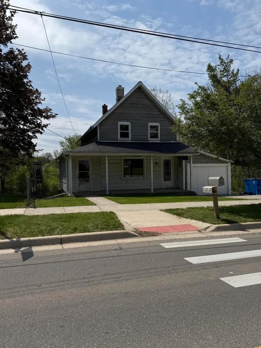 26 Fayette Street W, Hillsdale, MI 49242 - #2