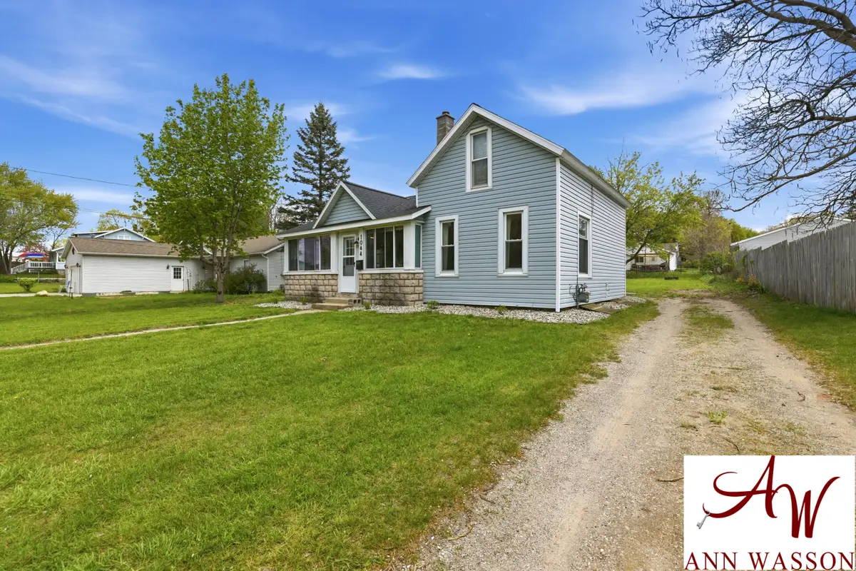 1044 S Bridge Street, Belding, MI 48809 - #1