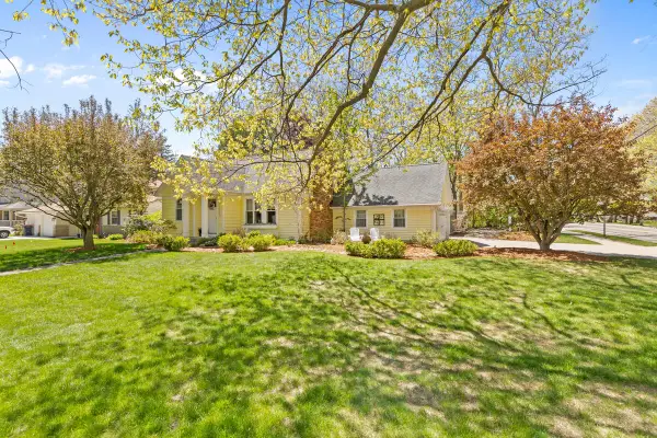 996 Colonial Court, Holland, MI 49423
