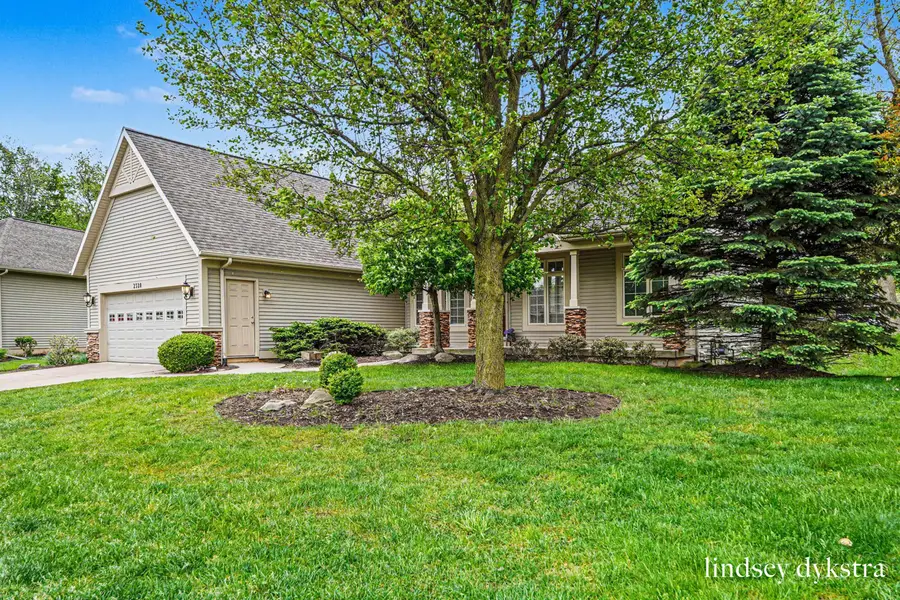 2320 Red Oak Court Nw, Grand Rapids, MI 49504 - #2
