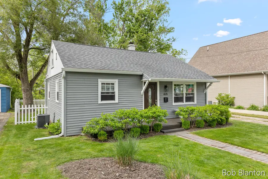 425 South Haven Street, South Haven, MI 49090 - #2