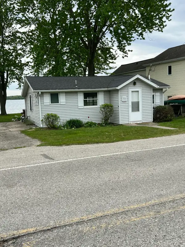 816 Lakeview Drive, Fremont, MI 49412
