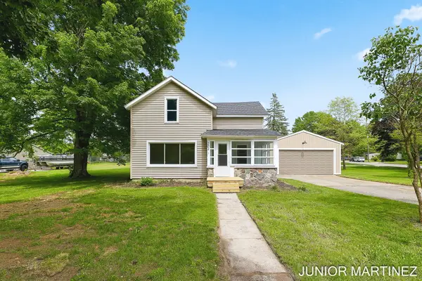 204 N Sherwood Avenue, Plainwell, MI 49080