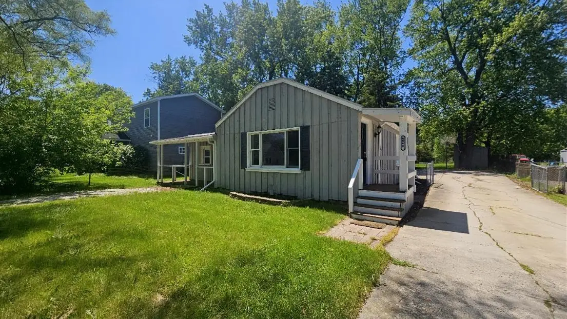 6068 Grove Avenue, Grand Blanc, MI 48439 - #1