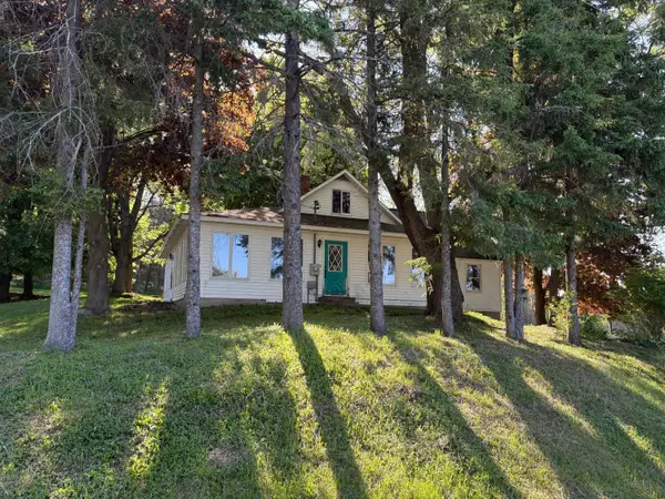8819 Erdman Road, Onekama, MI 49675