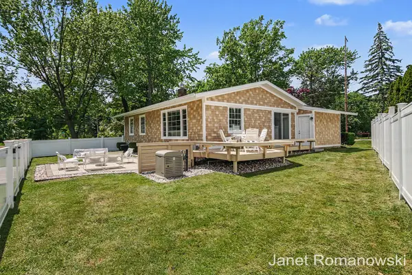 324 Pioneer Club Road Se, East Grand Rapids, MI 49506