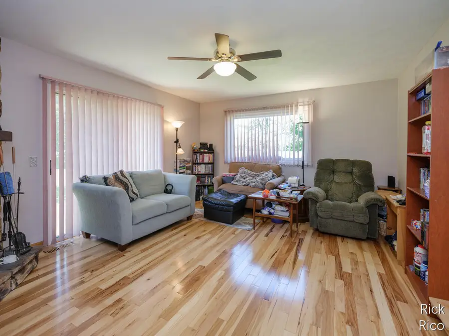 8290 E W Avenue E, Vicksburg, MI 49097 - #2