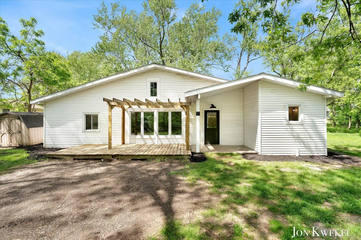 140 N 5th Street Ne, Cedar Springs, MI 49319 - #1