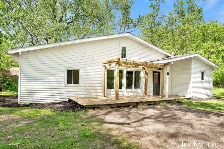 140 N 5th Street Ne, Cedar Springs, MI 49319 - #2