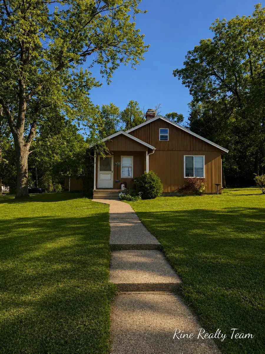 18 E Montgomery Street, Hillsdale, MI 49242 - #2