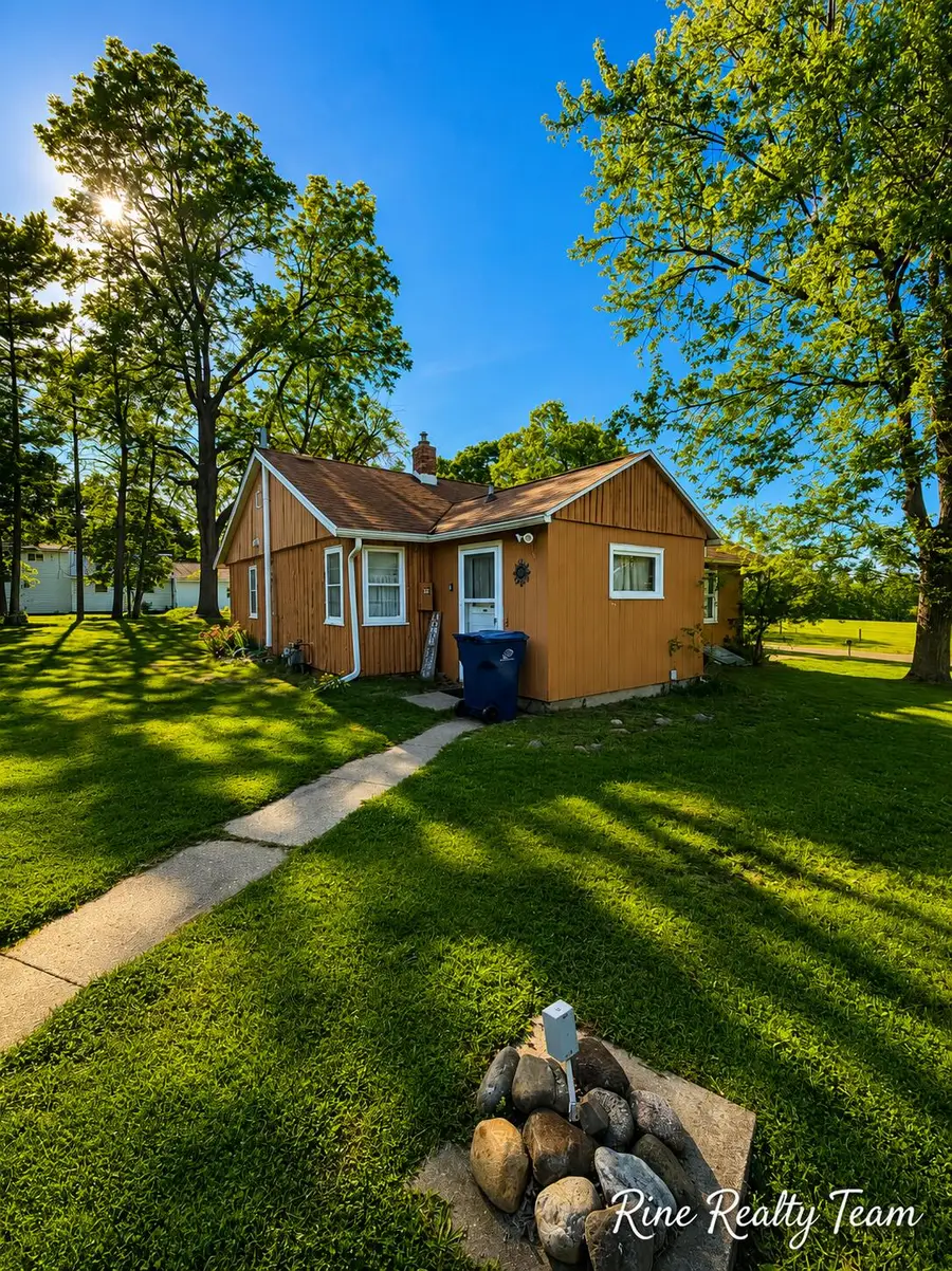 18 E Montgomery Street, Hillsdale, MI 49242 - #3