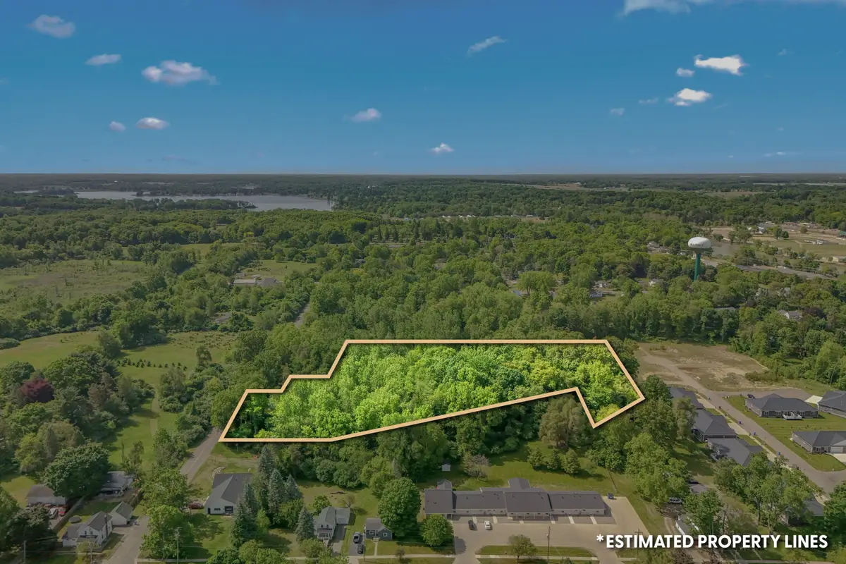 4 S Wolcott Street, Hillsdale, MI 49242 - #1