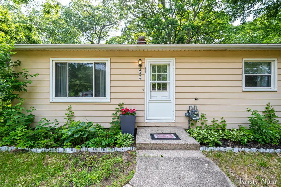 4329 NW Laura Avenue Nw, Comstock Park, MI 49321 - #2