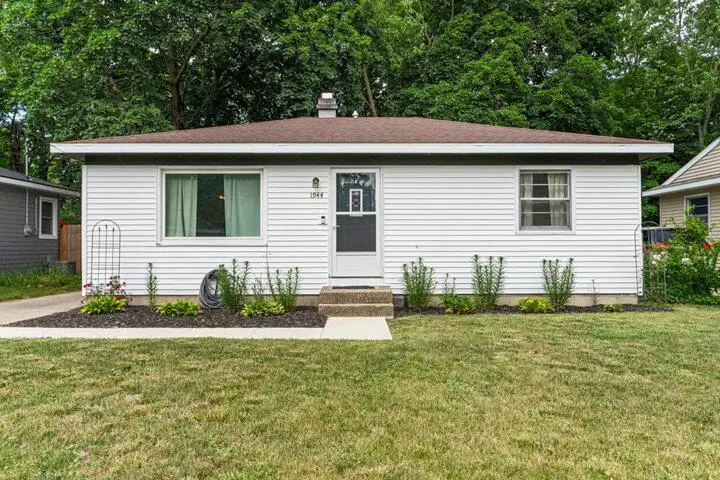 1944 Oakcliff Drive Ne, Grand Rapids, MI 49525 - #1
