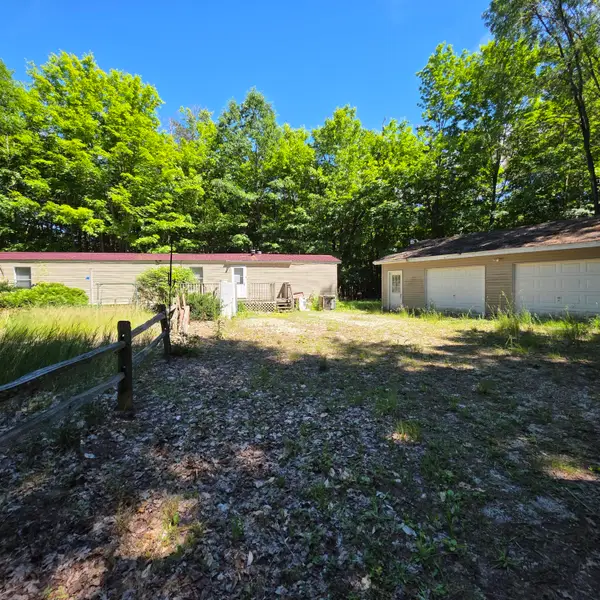 9049 N 80th Avenue, Pentwater, MI 49449
