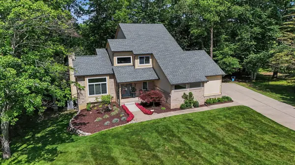 8690 Scenic Bluff Lane, White Lake, MI 48386