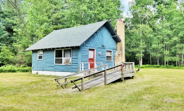 5641 N Oak Avenue, White Cloud, MI 49349