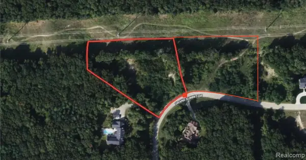 9373 Grand Summit Drive #26 & 27, Fenton, MI 48430