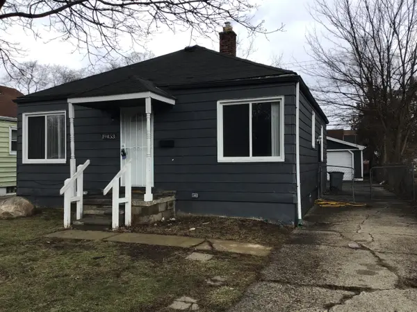 19453 Roscommon Street, Harper Woods, MI 48225