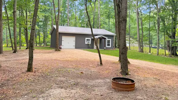 99 Middle Trail, Leroy, MI 49655