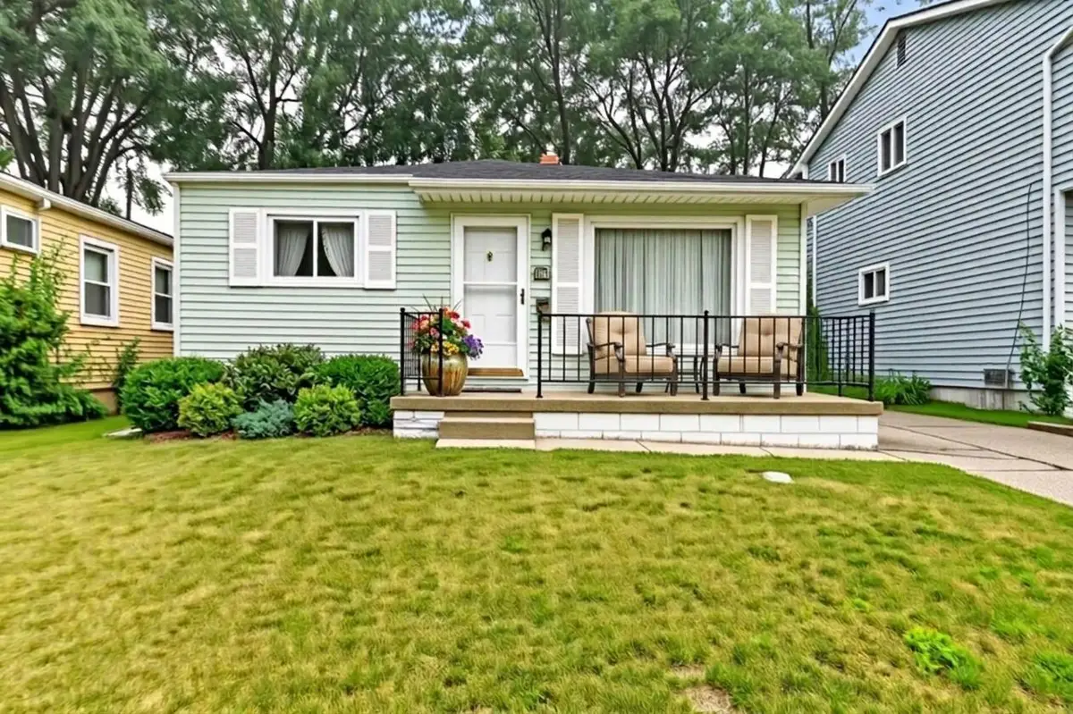 574 E Dallas Avenue, Madison Heights, MI 48071 - #1