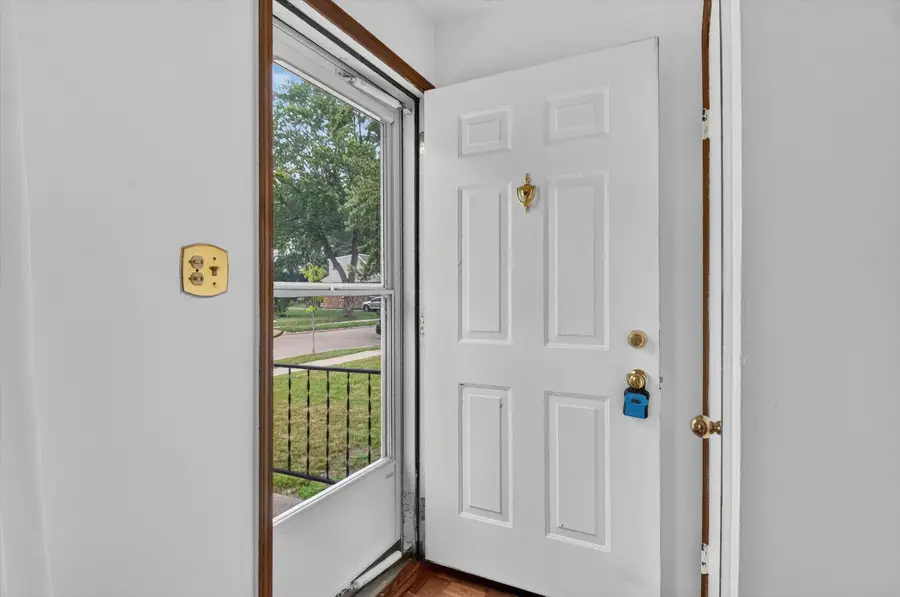 574 E Dallas Avenue, Madison Heights, MI 48071 - #3