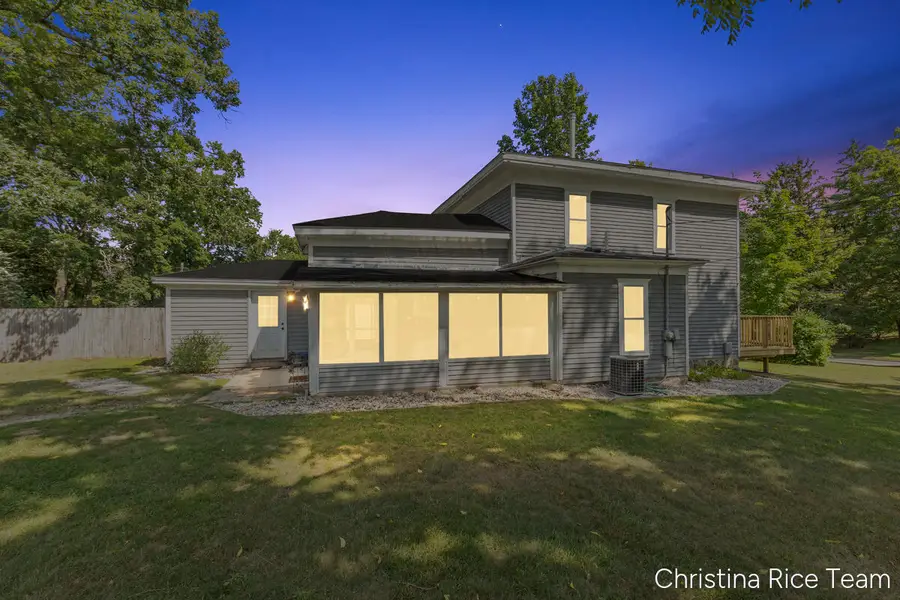 614 W Washington Street, Greenville, MI 48838 - #2