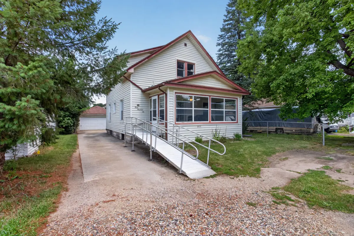 302 Cass Avenue, Jackson, MI 49203 - #1