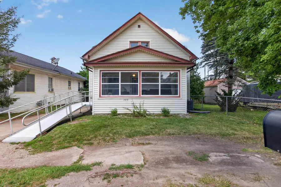 302 Cass Avenue, Jackson, MI 49203 - #2