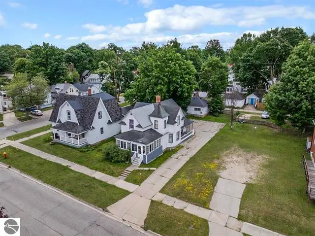 218 Cottage Street, Cadillac, MI 49601 - #2