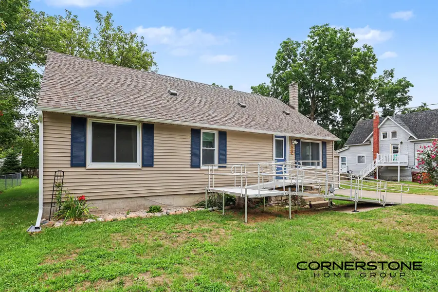 74 N Park Street Ne, Cedar Springs, MI 49319 - #2