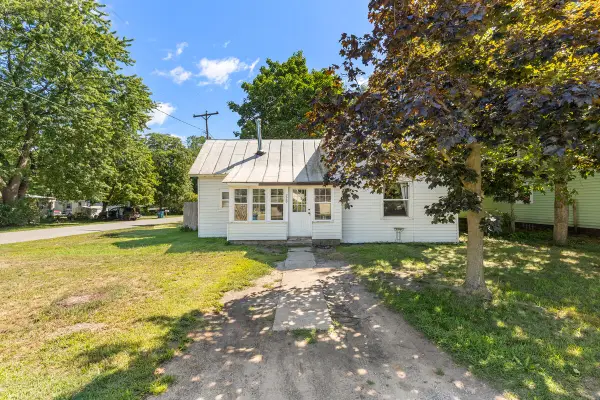 220 N Lincoln Street, Howard City, MI 49329