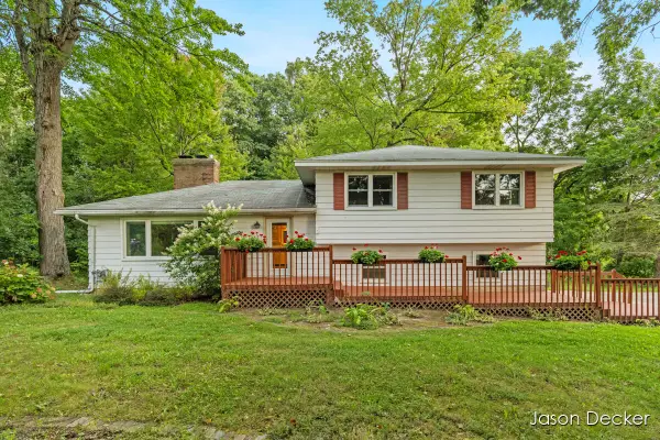6181 10 Mile Road Ne, Rockford, MI 49341