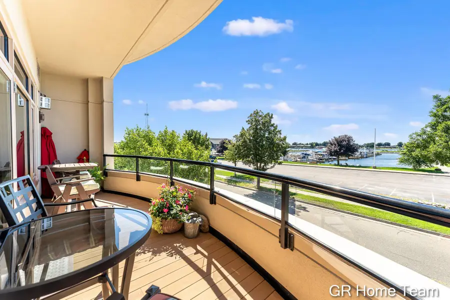 105 W Danaher Street #201, Ludington, MI 49431 - #2