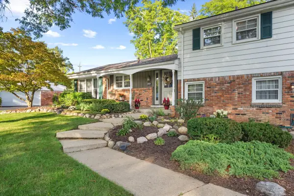 26182 Kiltartan Street, Farmington, MI 48334
