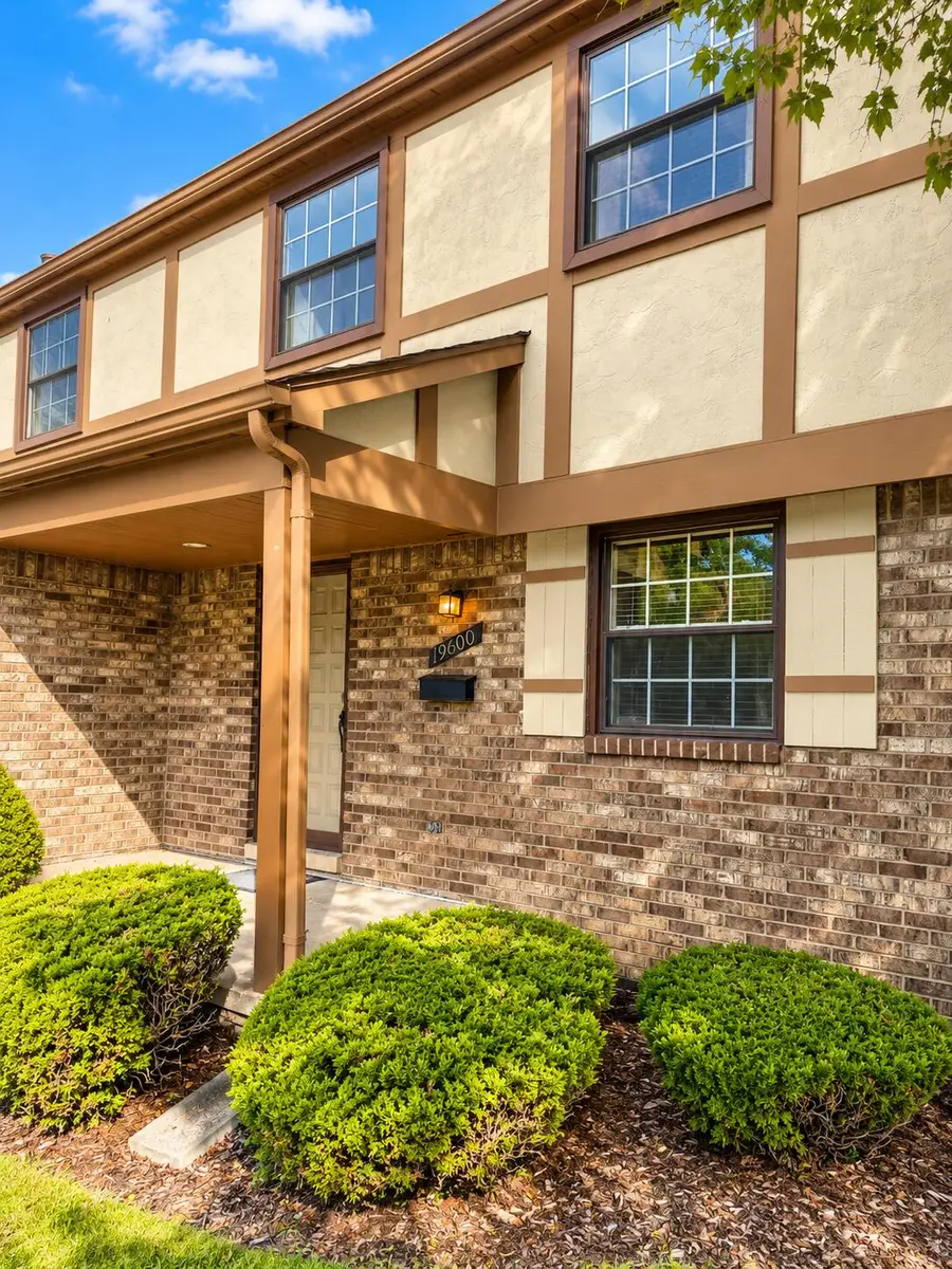 19600 Raleigh Circle S, Southfield, MI 48076 - #2