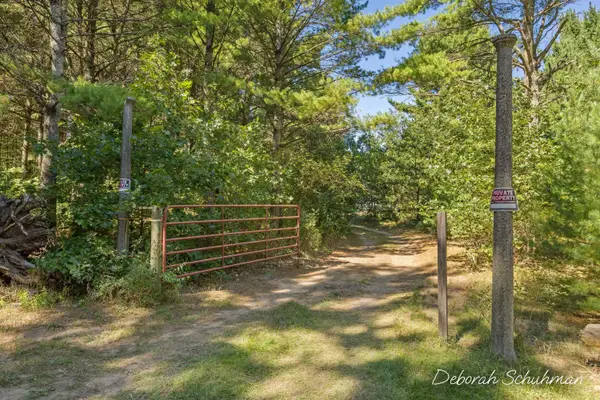 5277 E 28th Street, White Cloud, MI 49349