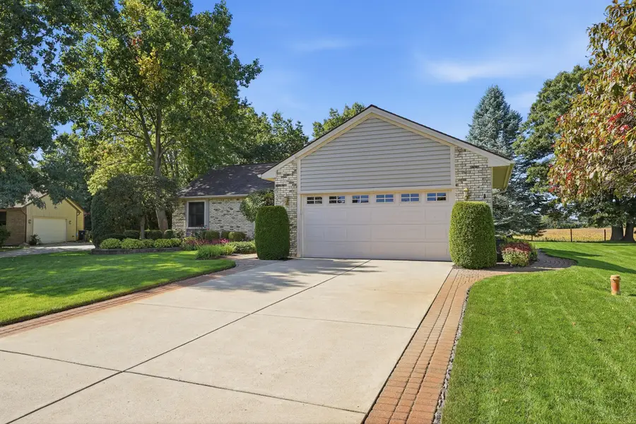 29369 Hampton Court, New Hudson, MI 48165 - #2