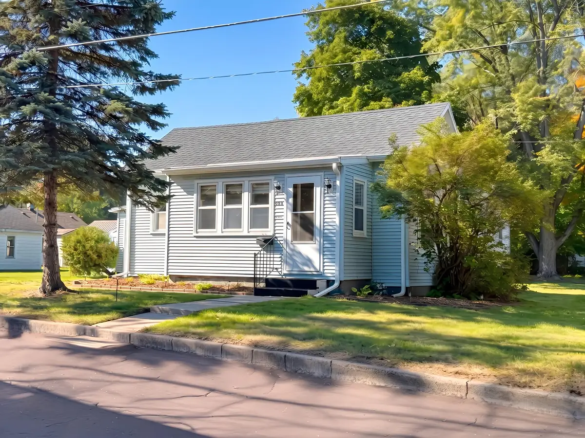 813 N Burgess Street, Greenville, MI 48838 - #1