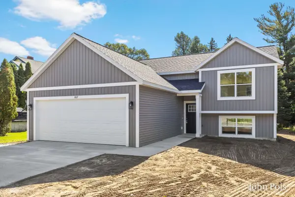 807 E Fairplains Street, Greenville, MI 48838