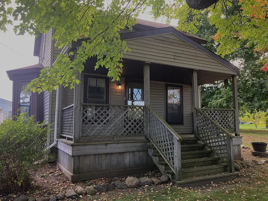 209 W Gilson Street, Edmore, MI 48829 - #2